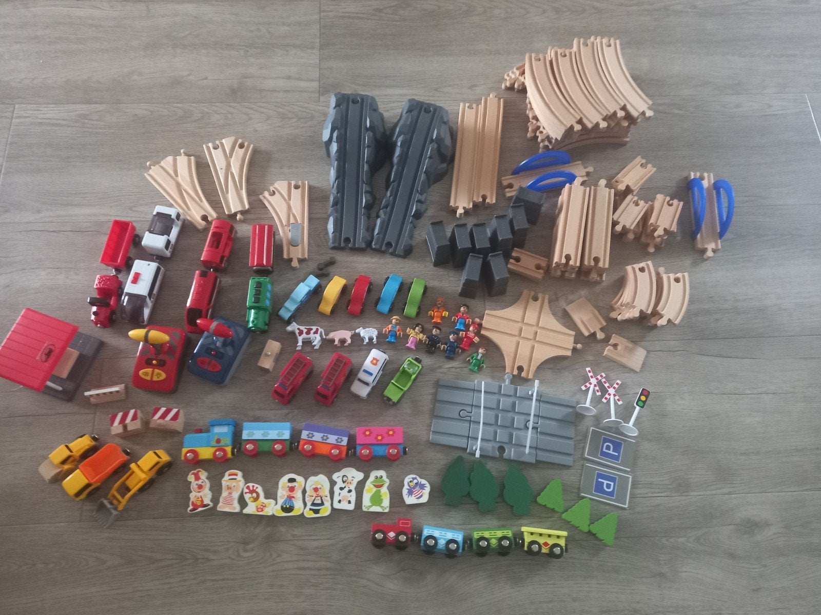 Grote partij houten treinbaan met 3 treinen en accessoires, Ophalen of Verzenden, Gebruikt, Jongen of Meisje