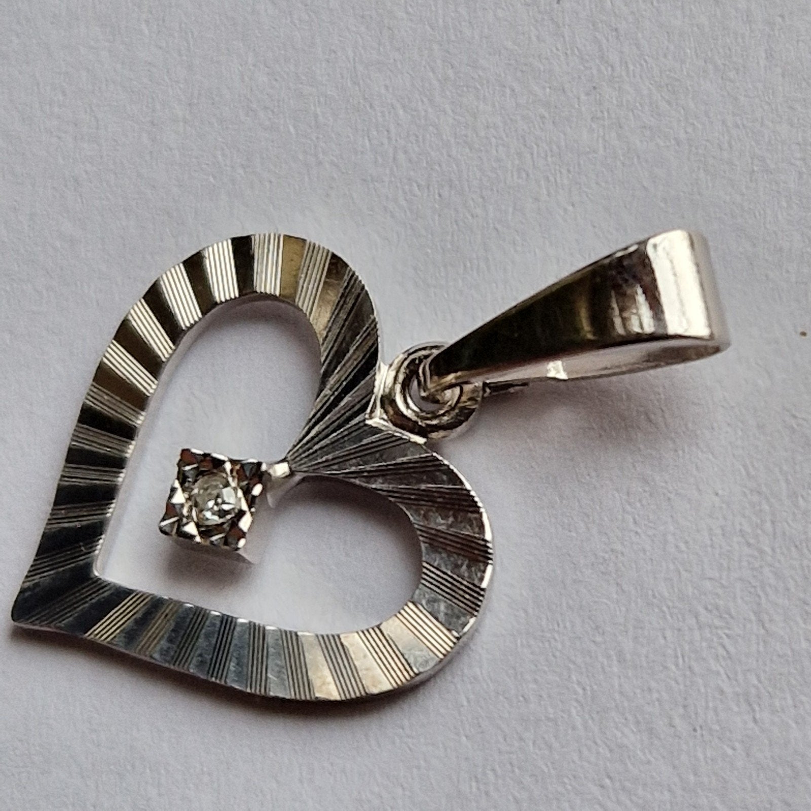 14 karaats harthanger met diamant, Ophalen of Verzenden, Zo goed als nieuw