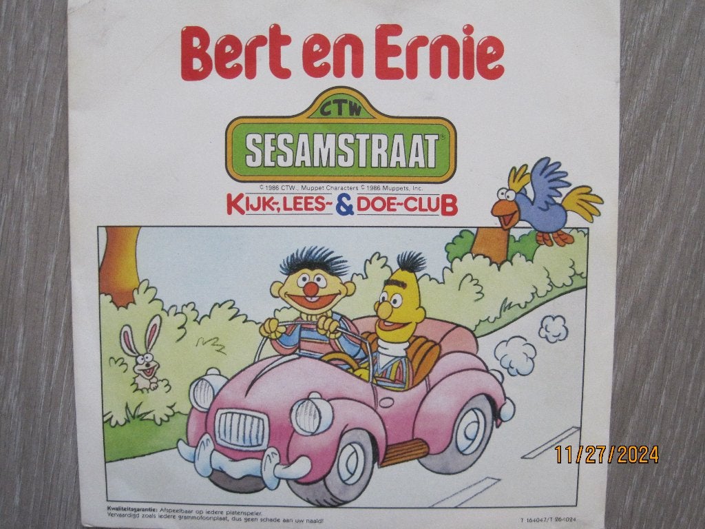Sesamstraat   -  Bert en Ernie, 7 inch, Ophalen of Verzenden, Zo goed als nieuw, Beschermende buitenhoes