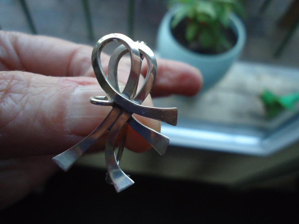 mooie kleine echt zilveren broche JOHN LAURITZEN denemarken, 4 tot 7 cm, Ophalen of Verzenden, Zo goed als nieuw, Zilver