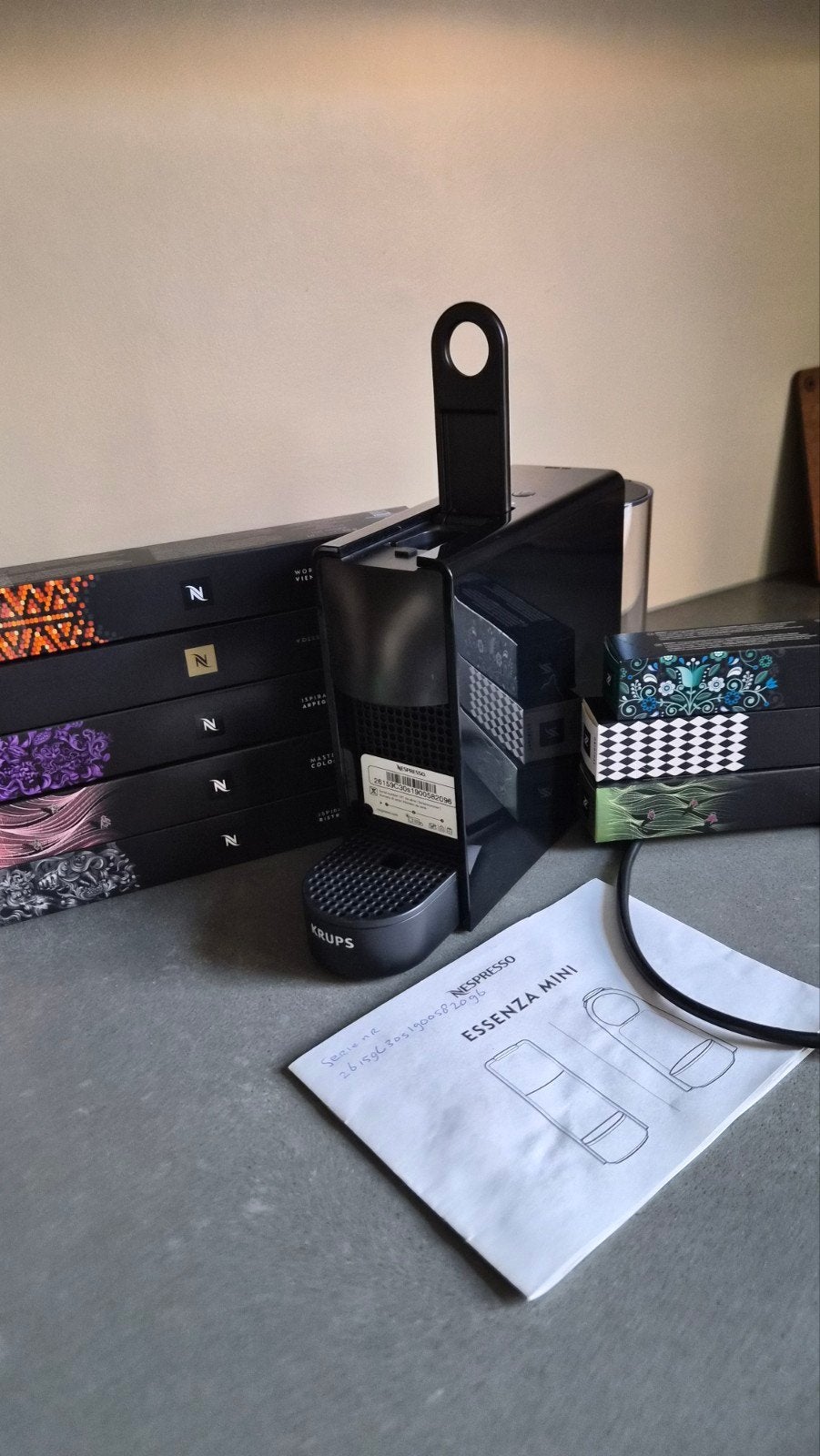 Foto 4 van Nespresso Essenza Mini met diverse koffiecapsules