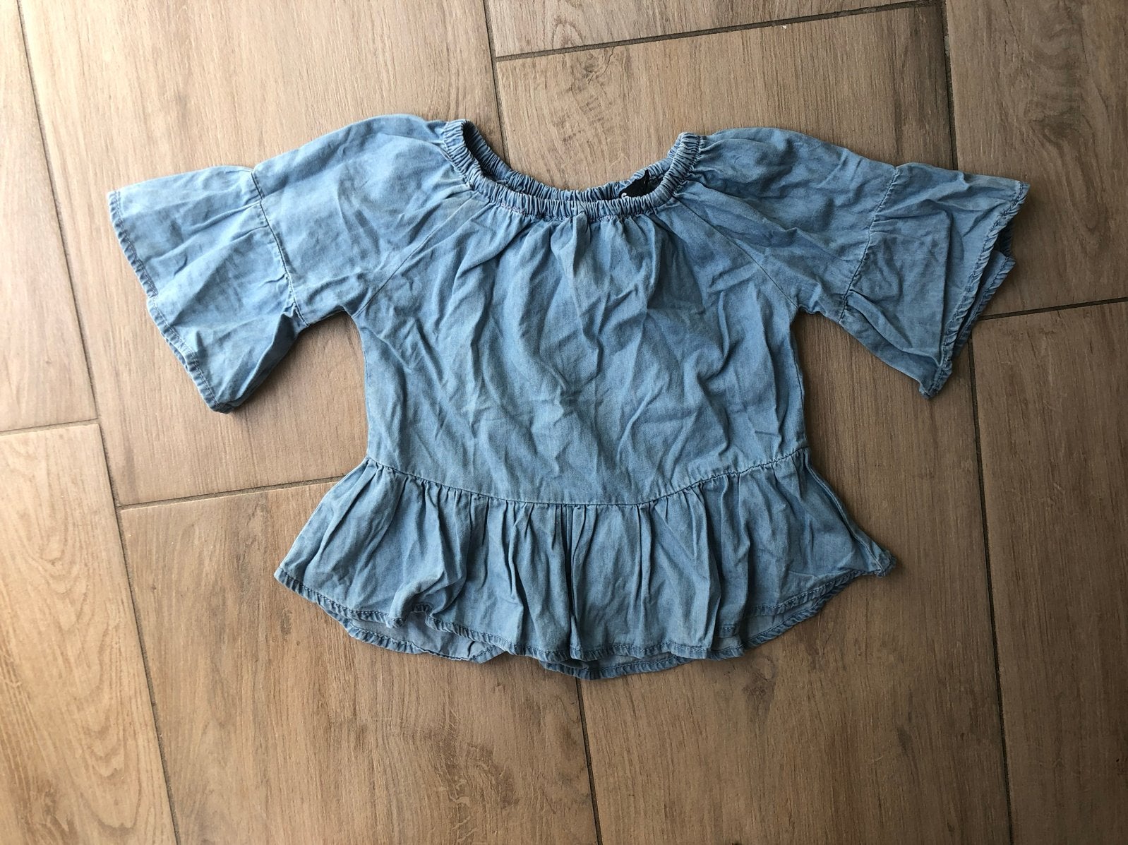 Lichtblauwe denim off-shoulder top met ruches maat 92, Ophalen of Verzenden, Zo goed als nieuw, Meisje, Shirt of Longsleeve