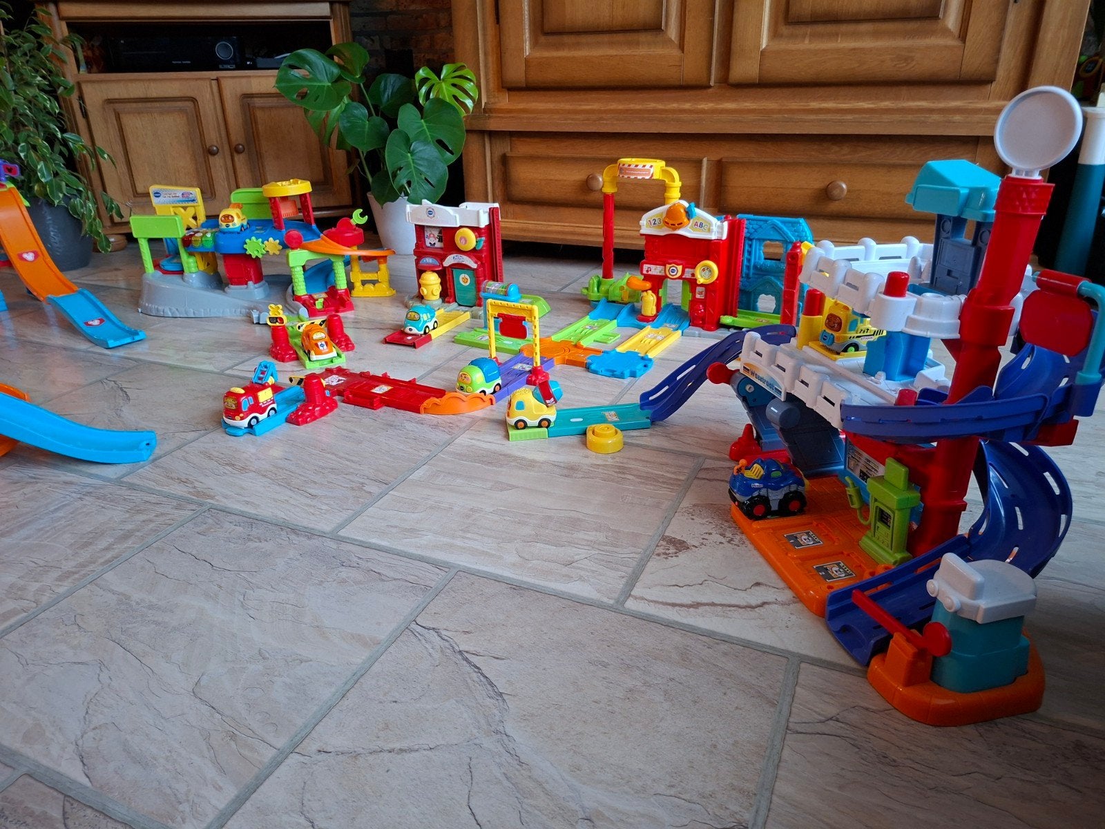Toet toet V-tech gebouwen set met 9 auto's, Kinderen en Baby's, Ophalen, Gebruikt, 2 tot 4 jaar
