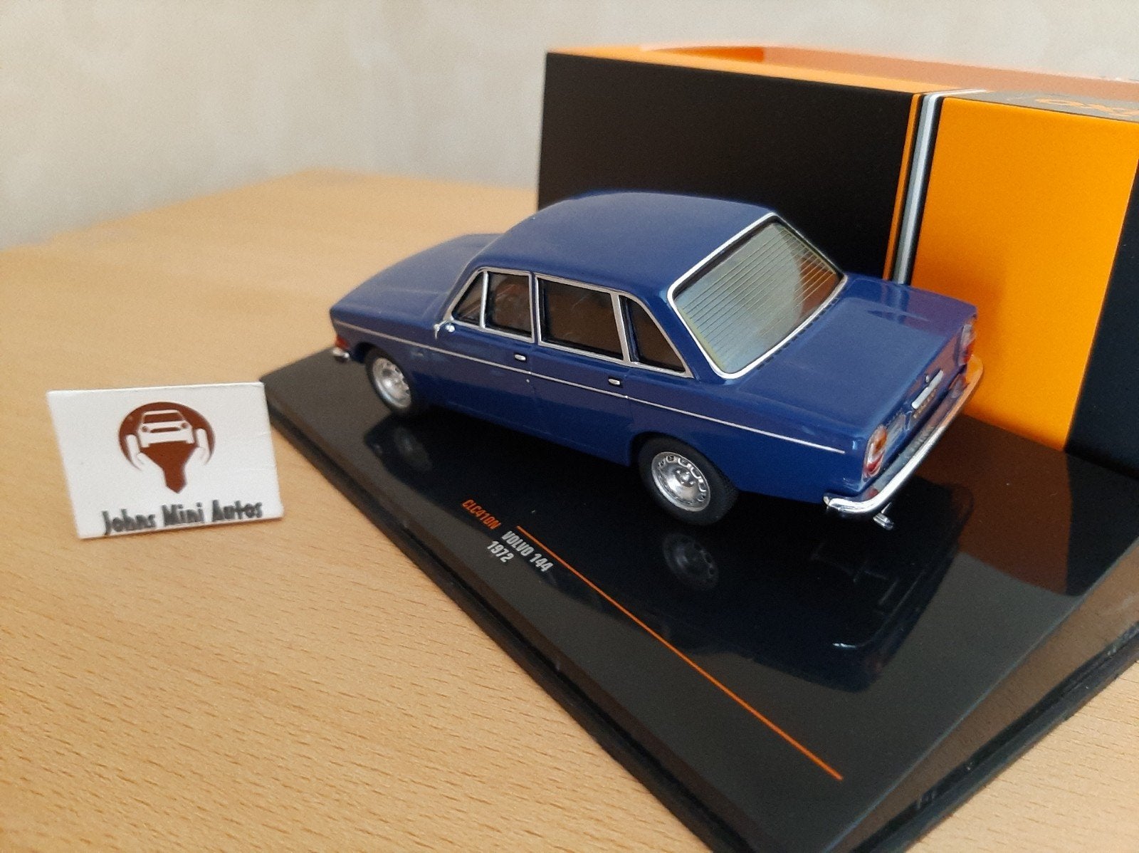 Volvo 144 uit 1972 in blauw van IXO 1:43, Hobby en Vrije tijd, Overige merken, Auto, IXO, Nieuw