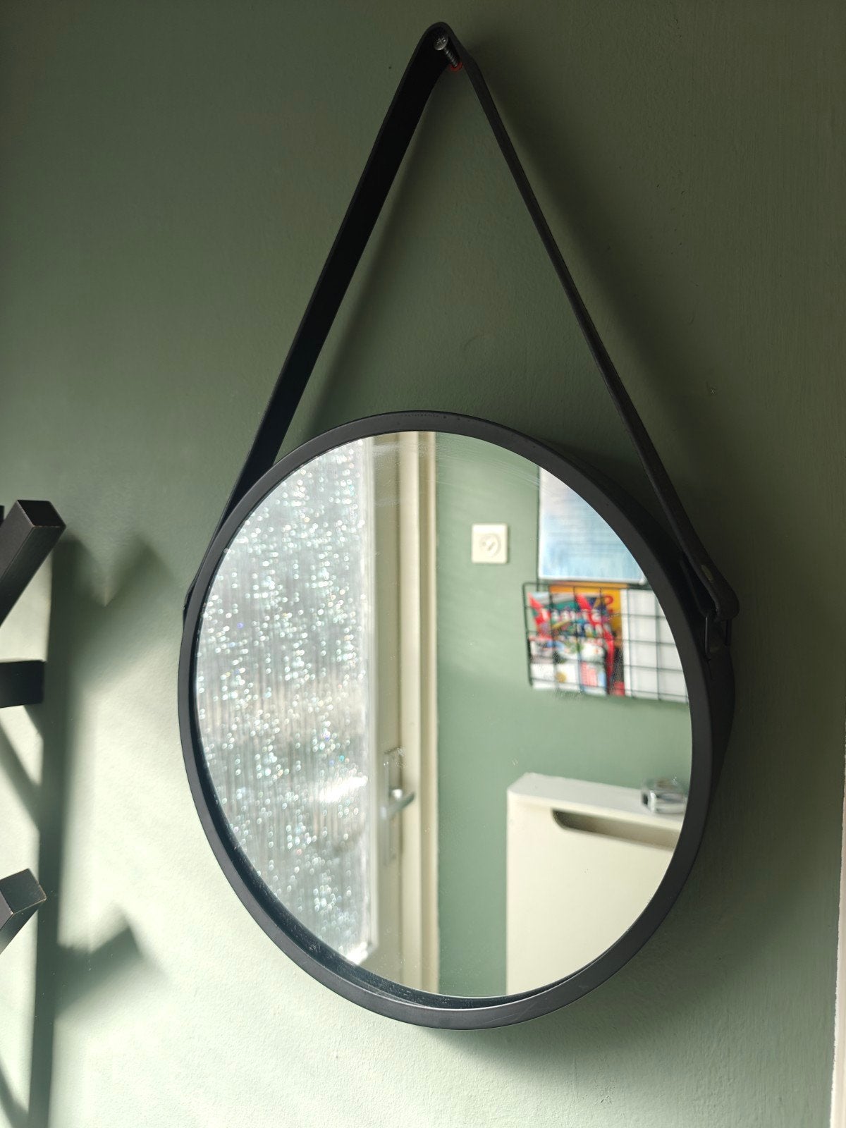Ronde spiegel met zwarte band en ophanglus, Huis en Inrichting, Ophalen, Zo goed als nieuw, Rond, 50 tot 75 cm