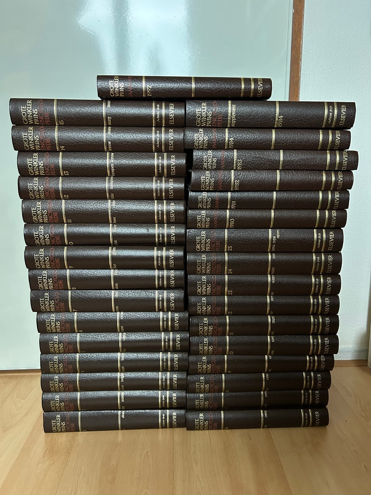 Gratis Winkler Prins Encyclopedie -  compleet + 6 jaarboeken, Ophalen, Gelezen, Algemeen, Complete serie
