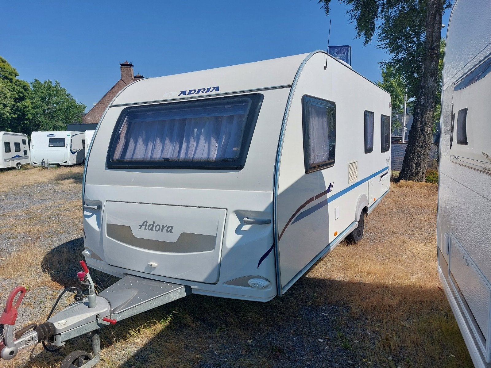 Adria Adora 552 UL, Caravans en Kamperen, Caravans, Particulier, tot en met 4, 1000 - 1250 kg, Rondzit, Adria, 2 aparte bedden