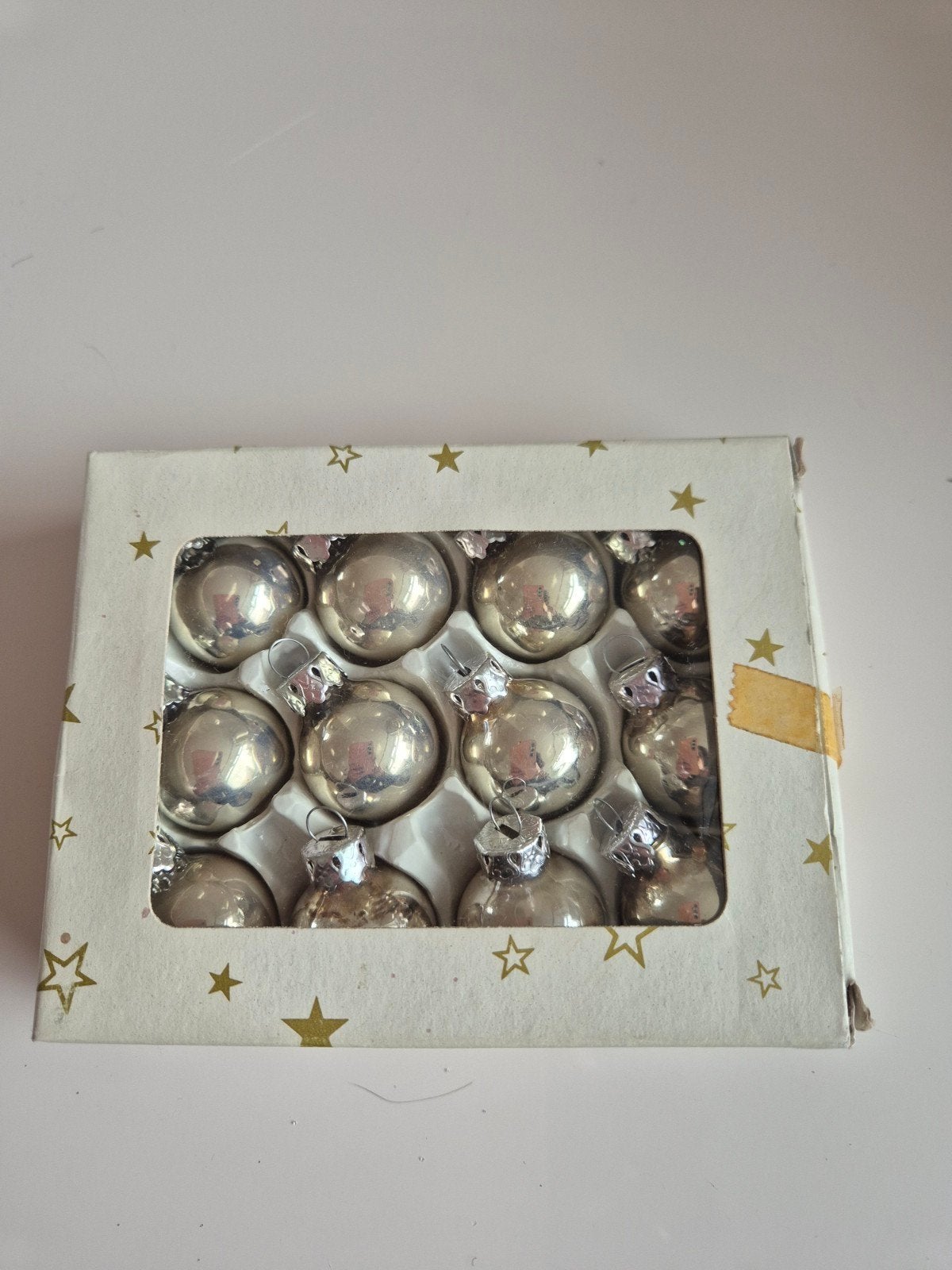 Nieuw in doos: 12 zilverkleurige mini kerstballetjes, Diversen, Kerst, Ophalen of Verzenden, Nieuw