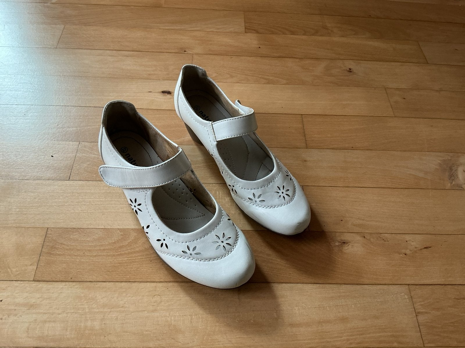 Schoenen crème met hakje maat 37, Kleding | Dames, Schoenen met lage hakken, Beige, Ophalen of Verzenden, Zo goed als nieuw