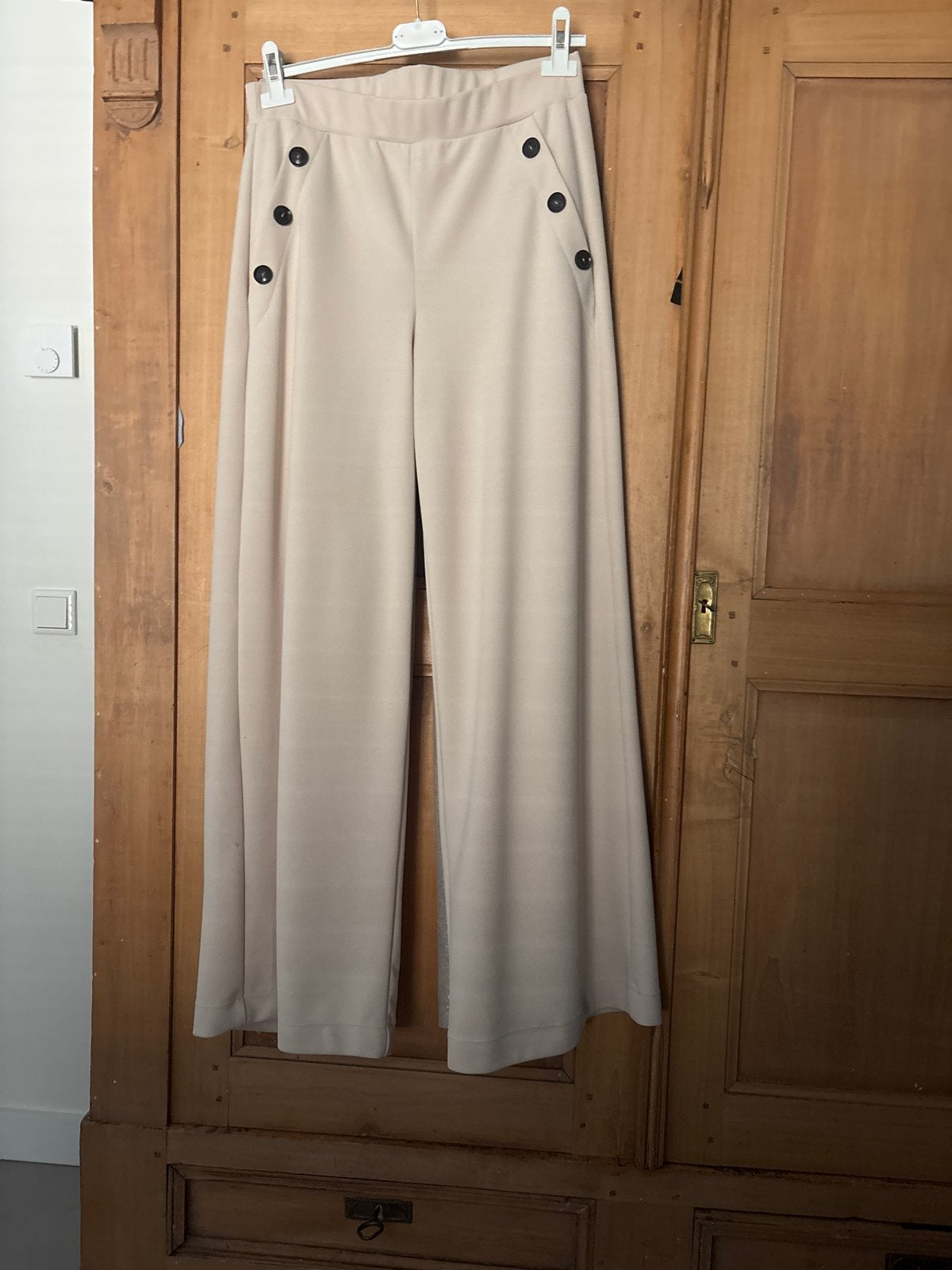 BR&DY Elegante Wide Leg Broek met Knoopdetails, Maat 38/40 (M), Beige, Ophalen of Verzenden, Zo goed als nieuw