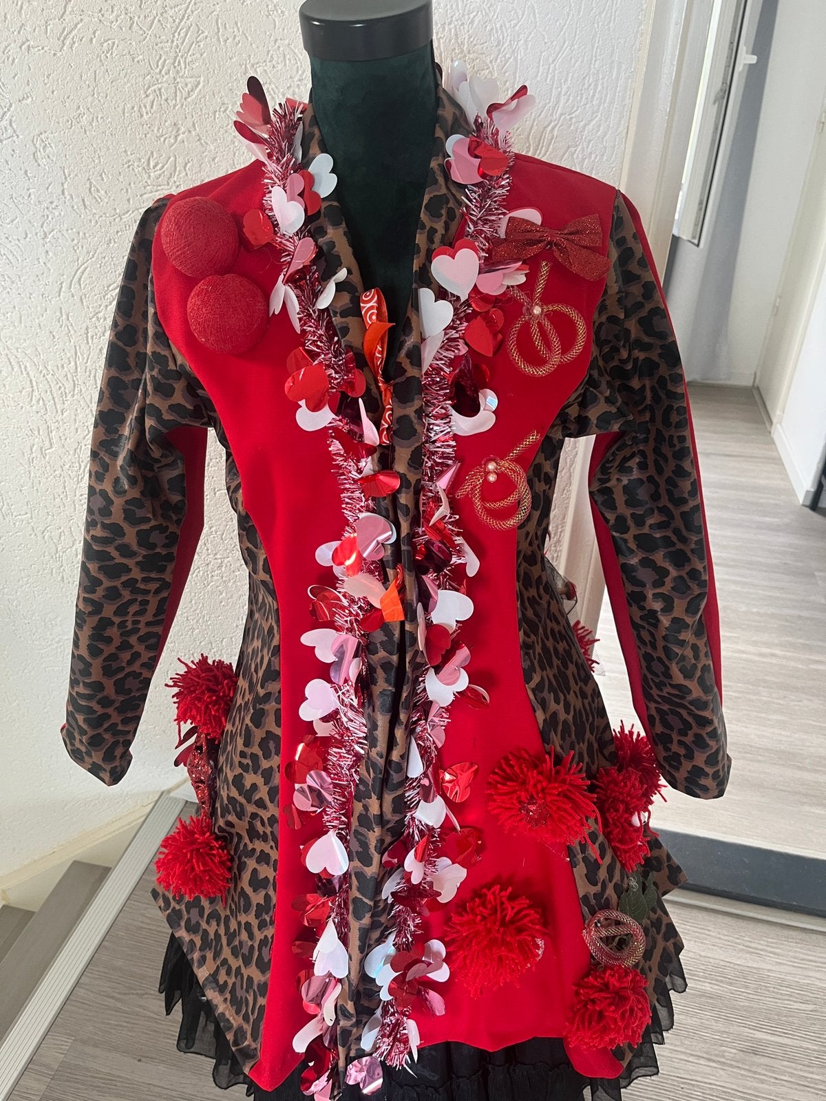 Tijgerprint/rood nieuwe exclusieve Carnavalsjas maat m, Maat 38/40 (M), Carnaval, Nieuw, Ophalen of Verzenden