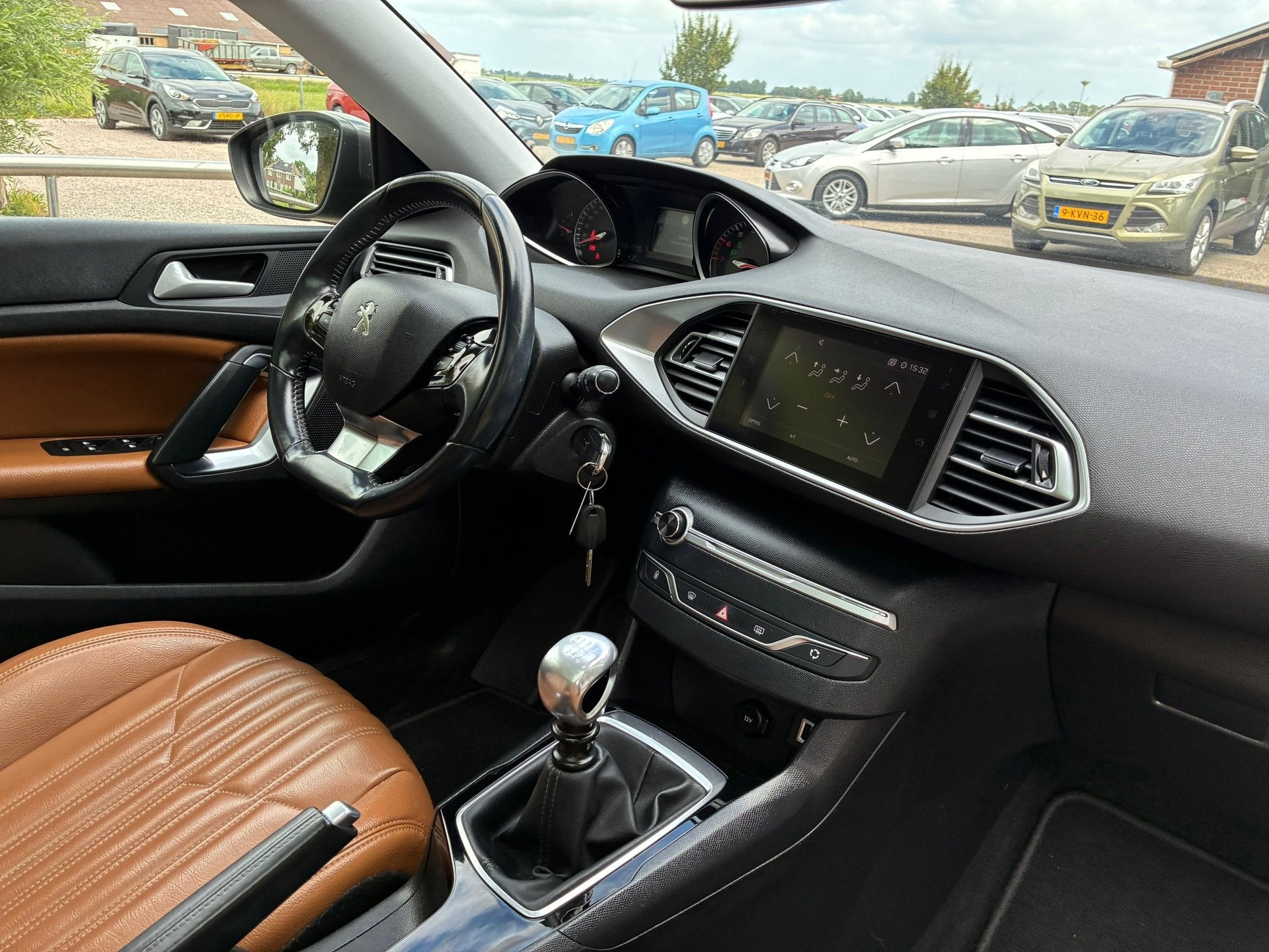 Peugeot 308 SW 1.2 PureTech Blue Lease Executive | Leder + P, Voorwielaandrijving, Automatische klimaatregeling, Gebruikt, Euro 6