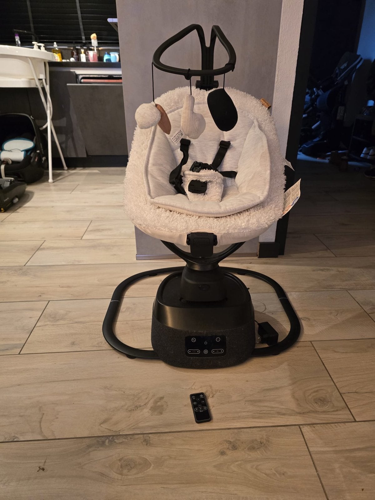 Baby swing met afstandsbediening en geluid - Nieuwstaat, Ophalen, Zo goed als nieuw
