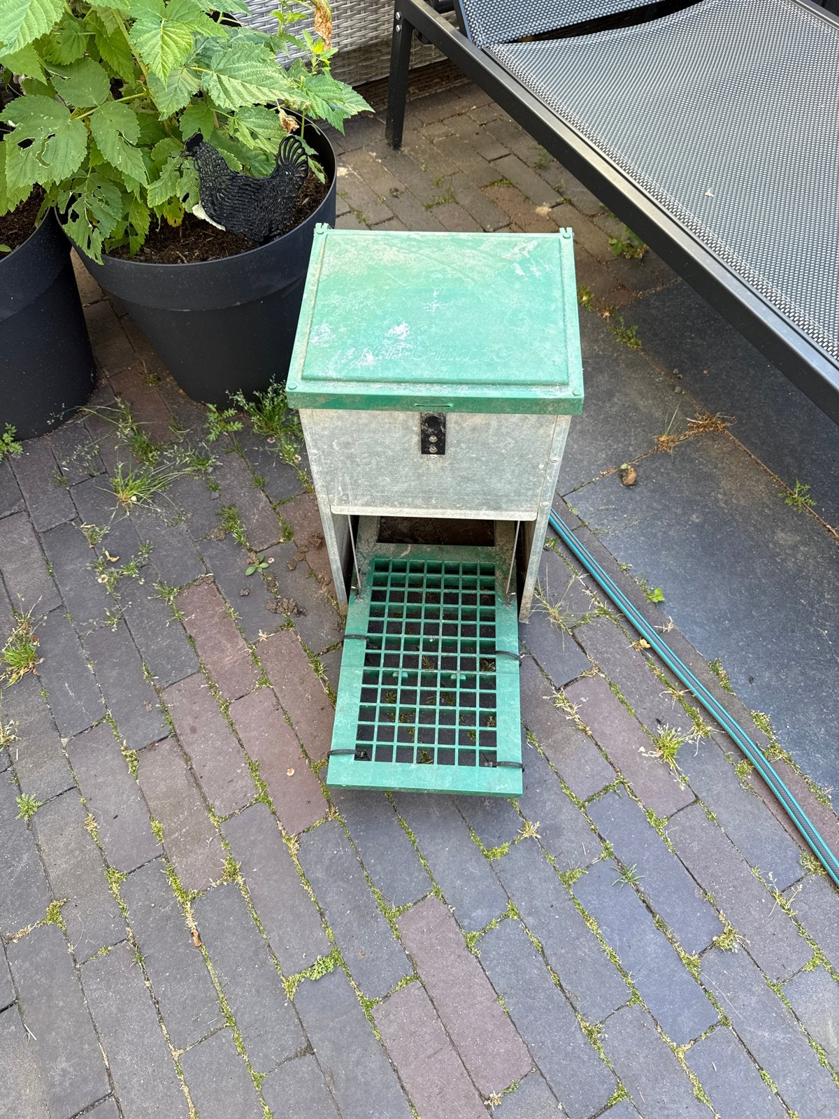 Kippen voerbak feed-o-matic, Ophalen, Drinken en Voederen