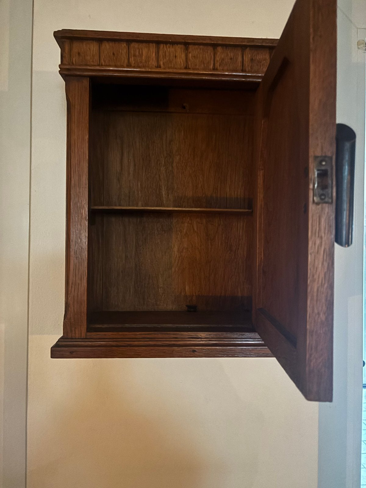 Vintage houten wandkastje met sierlijke deur, Ophalen, Gebruikt
