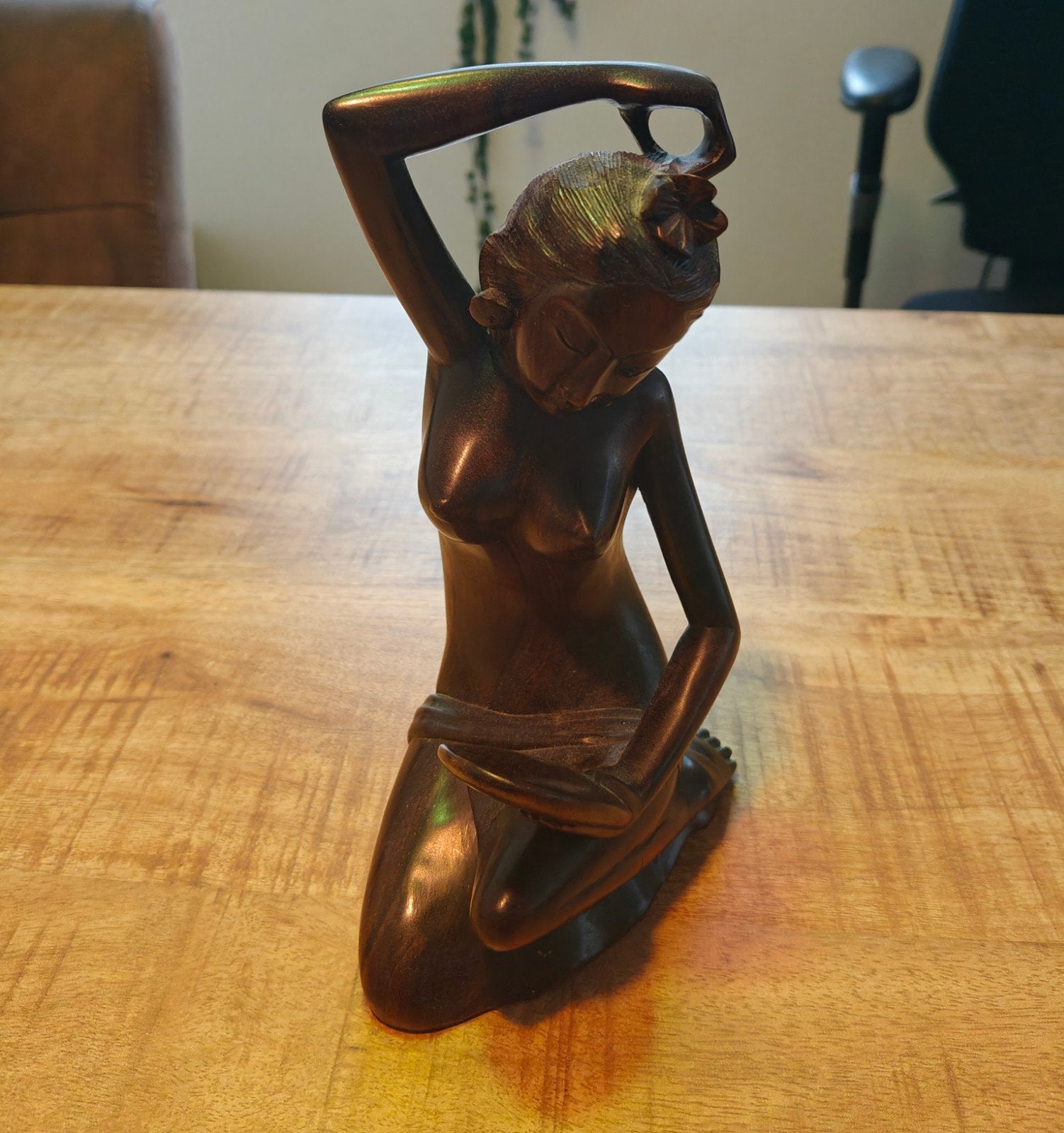 Houten beeld van knielende vrouw uit Indonesië, Ophalen, Handgemaakt, 20 - 50 cm, Beeld