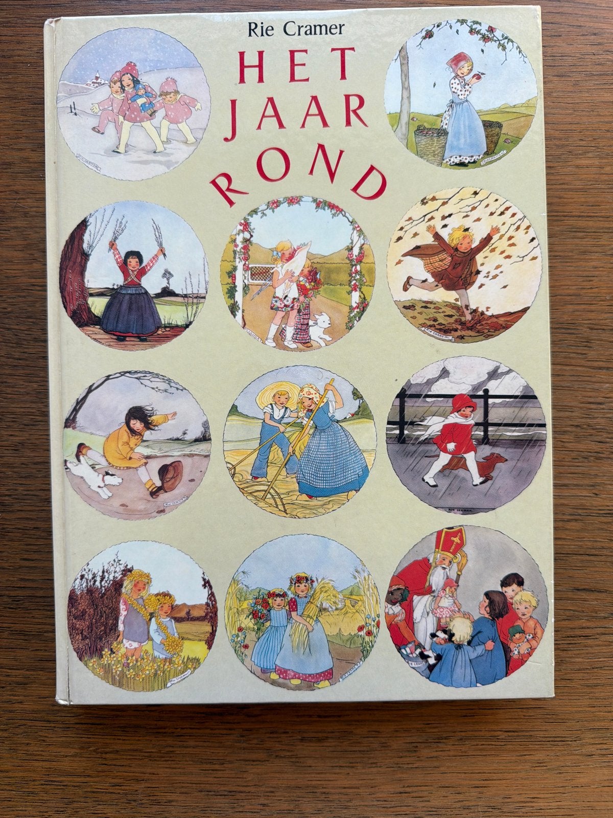 Het Jaar Rond - Rie Cramer (Geïllustreerd Kinderboek), Ophalen of Verzenden, Zo goed als nieuw, Fictie algemeen