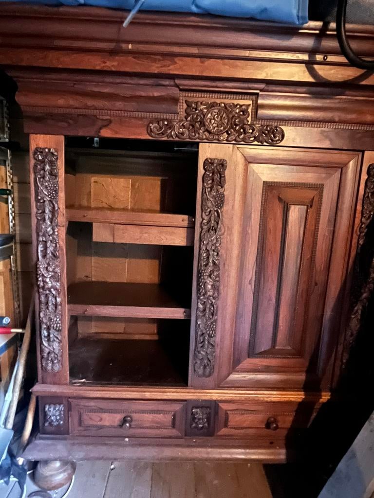 Antieke kussenkast met gedetailleerd houtsnijwerk, Ophalen