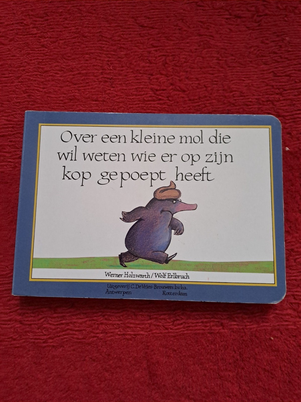 Over een kleine mol die wil weten wie er op zijn kop gepoept, Ophalen, 5 of 6 jaar, Fictie algemeen, Werner Holzwarth