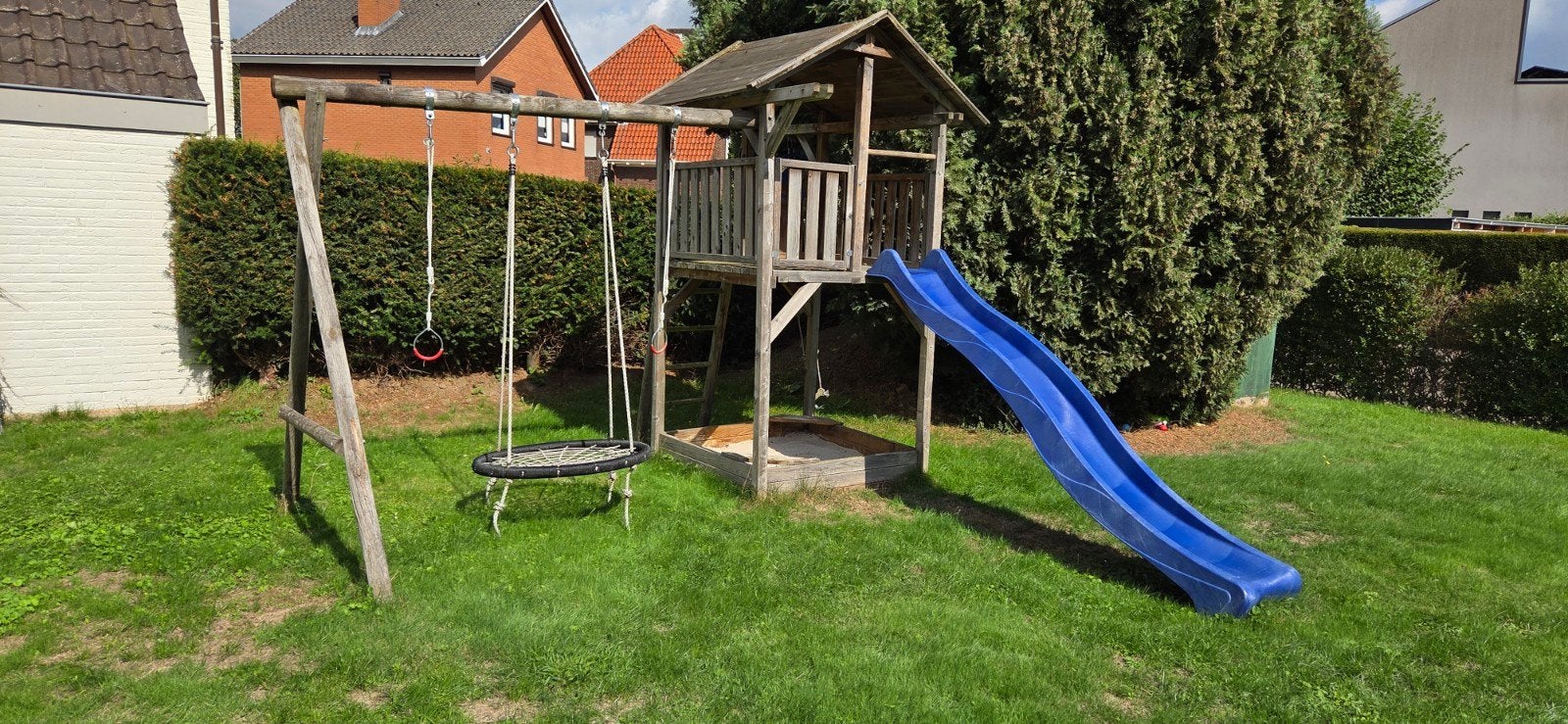 Houten speeltoestel met glijbaan en schommels, Kinderen en Baby's, Speelgoed | Buiten | Speeltoestellen, Ophalen, Gebruikt, Glijbaan