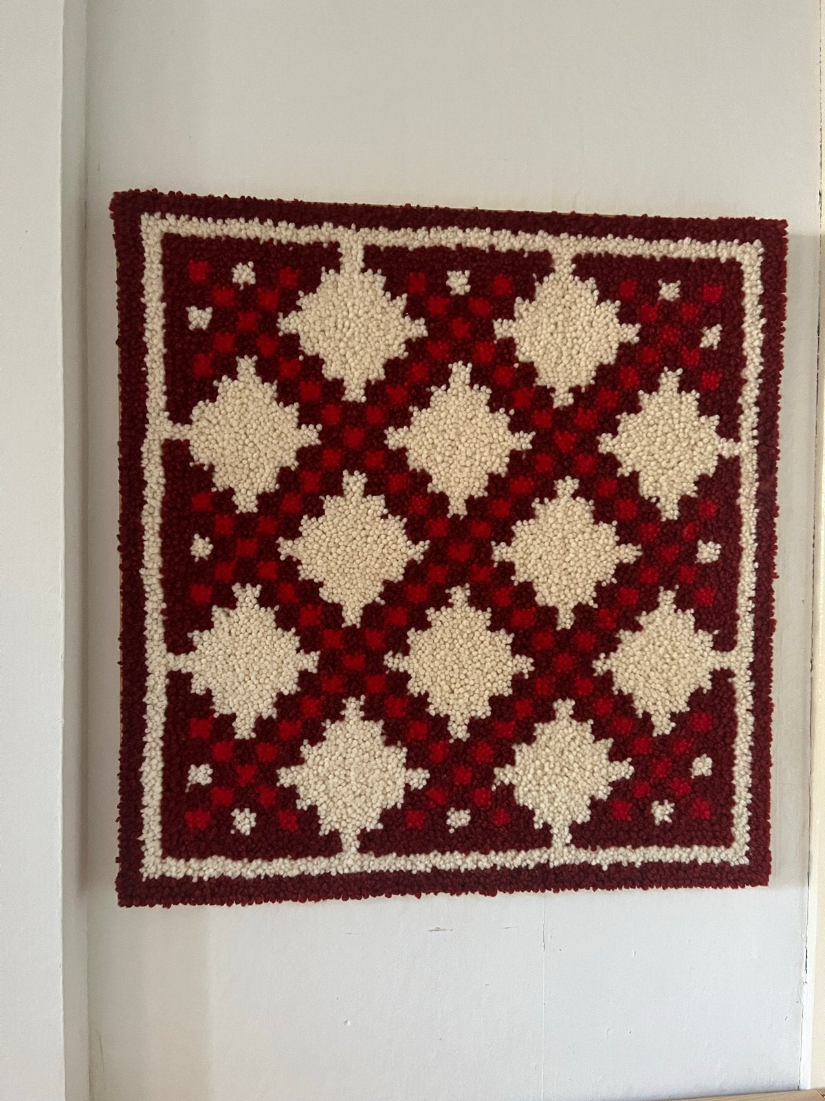 Vintage wandkleed rood/wit wol schilderij, Ophalen, Gebruikt, Vierkant, 50 tot 100 cm