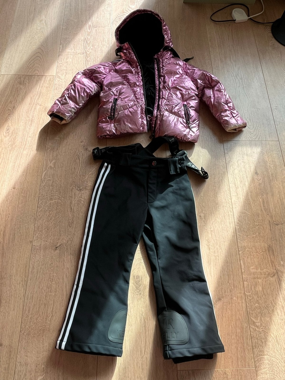 Skipakje maat 116 - Roze jas en zwarte broek, Kleding | Dames, Ophalen of Verzenden, Zo goed als nieuw, Maat 34 (XS) of kleiner