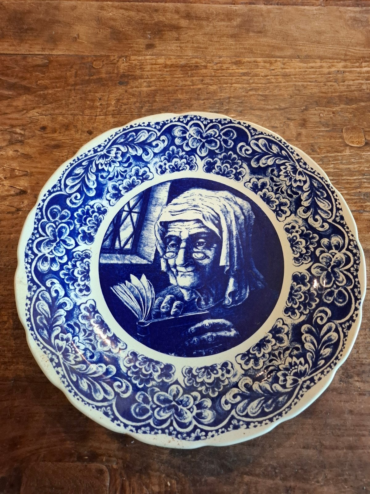 Antiek Boch Delfts Blauw Wandbord - Oude Vrouw Lezend, Ophalen