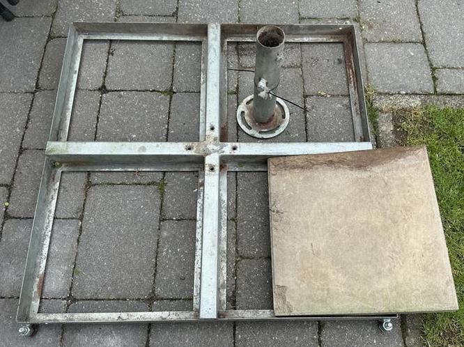 IJzeren parasolvoet met 4 stenen voor grote terrasparasol, Ophalen, Gebruikt, Minder dan 1 meter, Parasolvoet