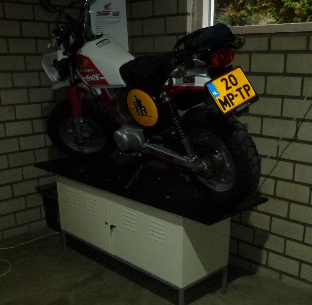 Showtafel/ kast voor Honda Dax Chaly Solex Puch Maxi o.i.d., Ophalen, Gebruikt, Overige typen