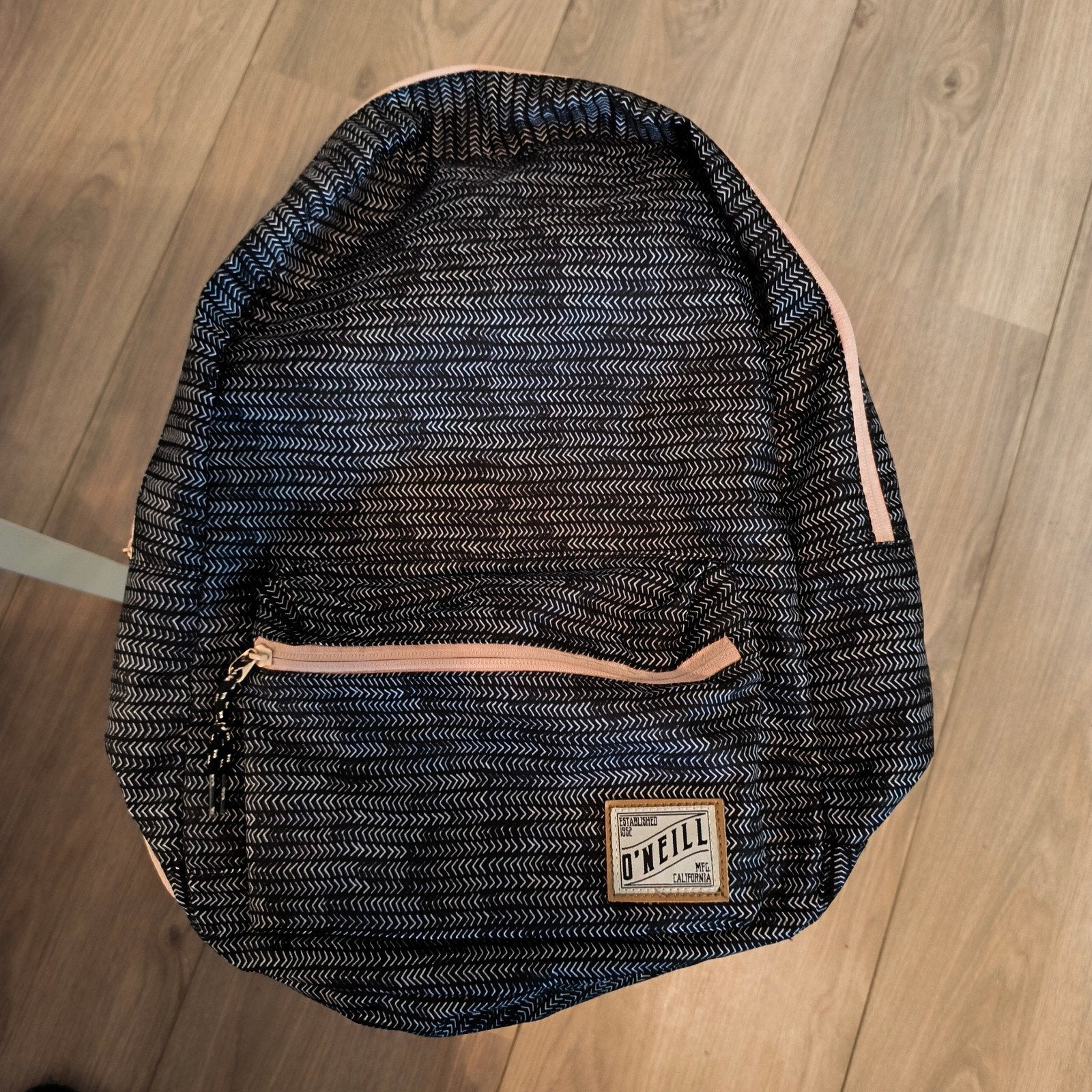 O'Neill rugzak, zwart met wit patroon, zo goed als nieuw, Sieraden, Tassen en Uiterlijk, Tassen | Rugtassen, Ophalen of Verzenden