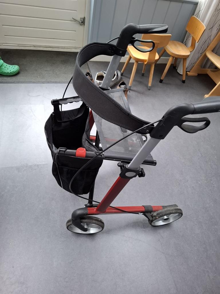 Lichtgewicht rollator weinig gebruikt, Ophalen, Lichtgewicht, Zo goed als nieuw
