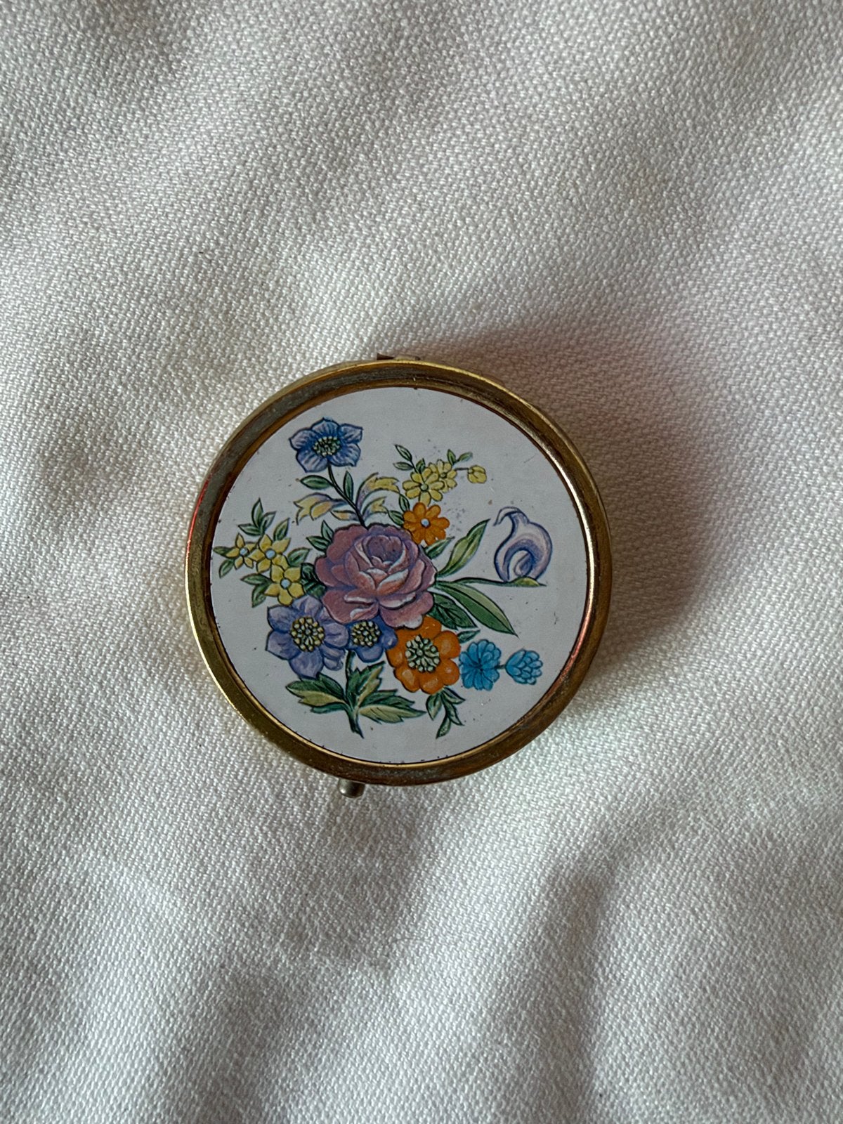 Vintage goudkleurig pillendoosje met bloemmotief, Ophalen of Verzenden