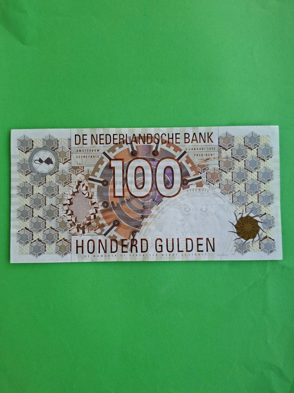 100 gulden Steenuil uit 1992 in AUNC
Serie nummer 1023576402, Ophalen of Verzenden, 100 gulden, Los biljet
