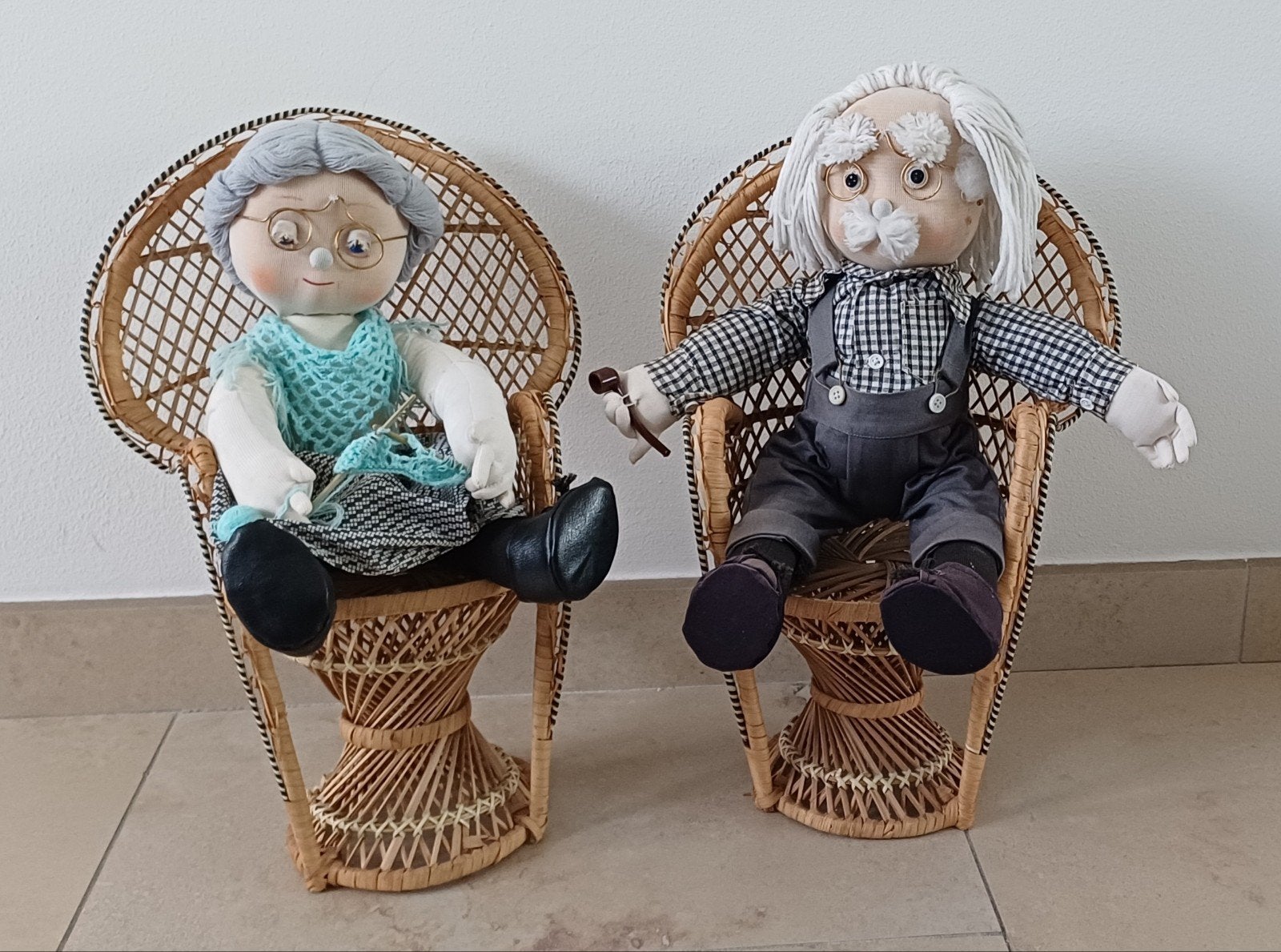 2 Pauwenstoeltjes met stoffen opa en oma poppen, Ophalen of Verzenden, Zo goed als nieuw, Pop