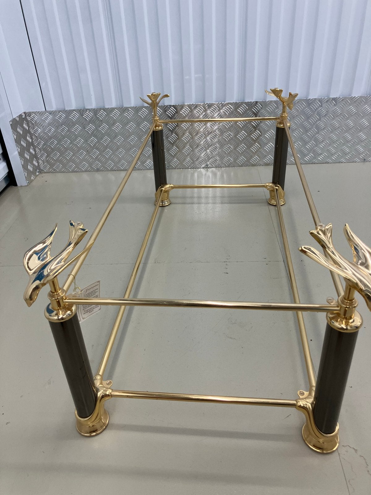 Hollywood Regency tafel met glazen blad en gouden details, Ophalen