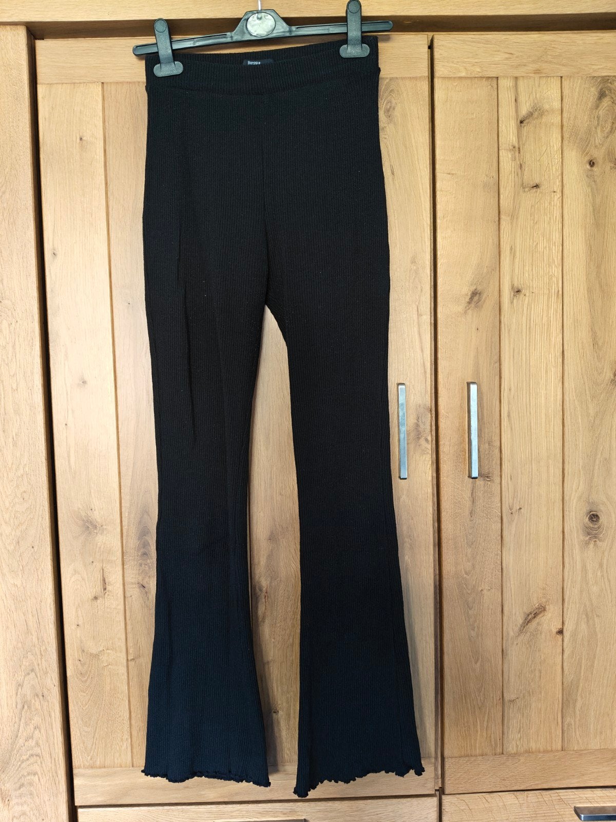 Bershka zwarte geribbelde flared broek maat S, Zwart, Zo goed als nieuw, Maat 36 (S), Lang