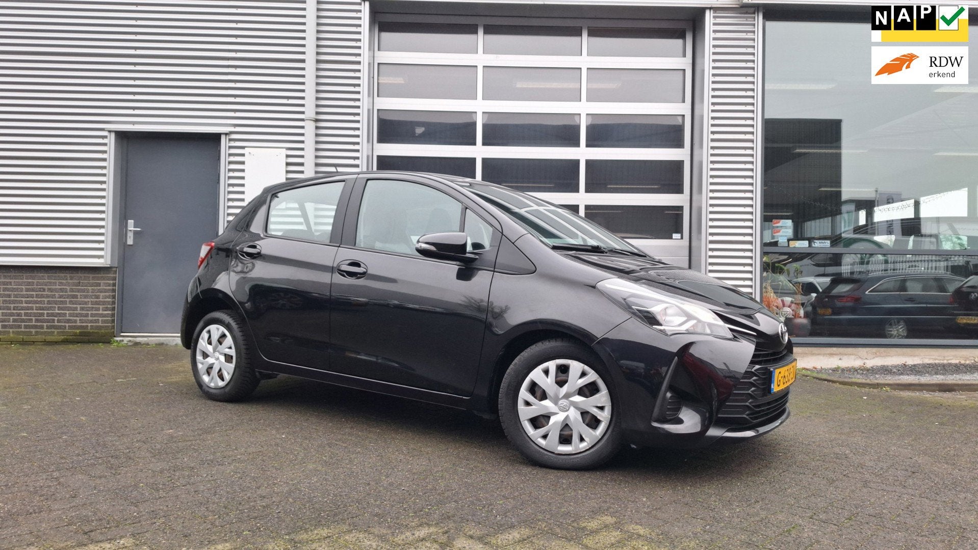 Toyota Yaris 1.5 VVT-i Active/Navigatie/Camera/Ecc/Nl Auto/, Euro 6, 4 cilinders, Zwart, Origineel Nederlands