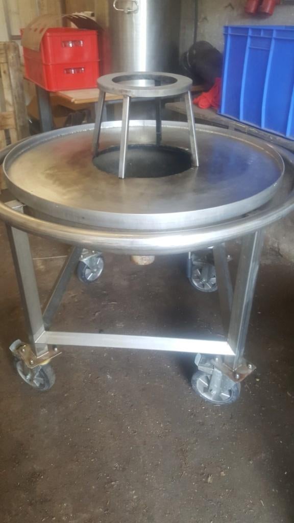 RVS ofyr grill, Ophalen, Zo goed als nieuw, Door smid gemaakt, Met accessoires