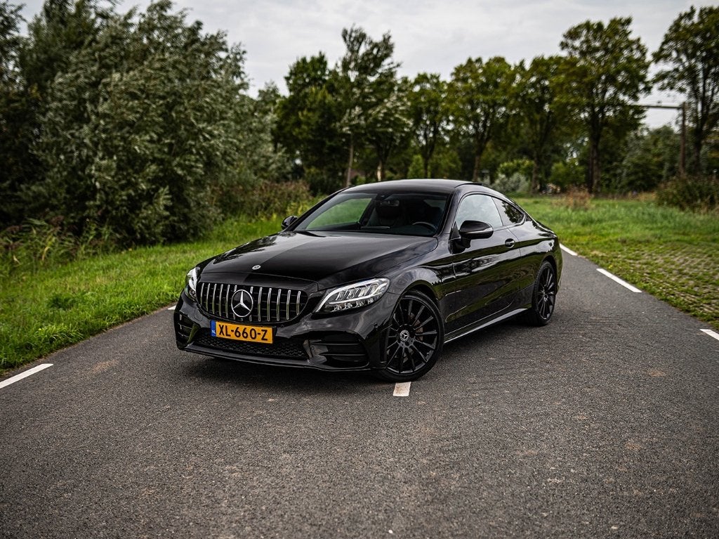 Mercedes-Benz C-Klasse Coupé C200 AMG Night Pano Burmester, Automaat, 1800 kg, Zwart, 4 cilinders