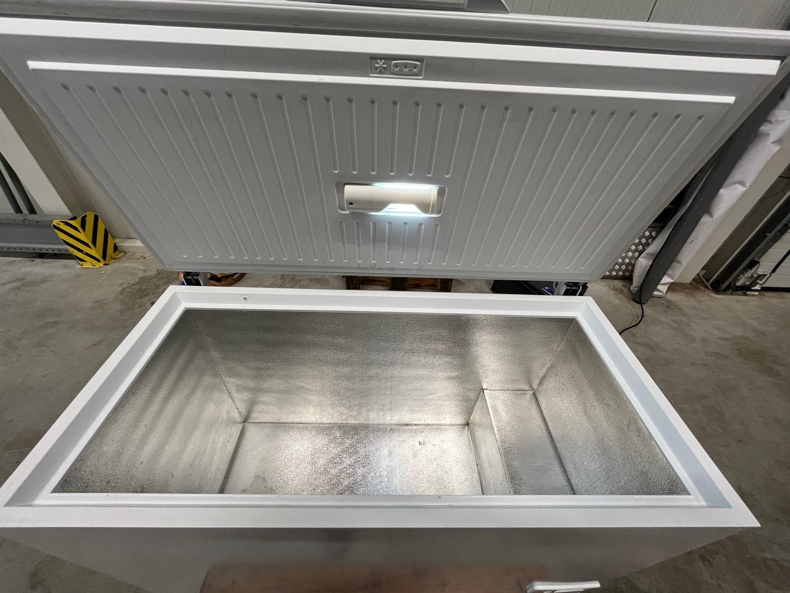 Foto 8 van Zanussi Vrieskist ZFC4100WA - 404L - Kleine deuk
