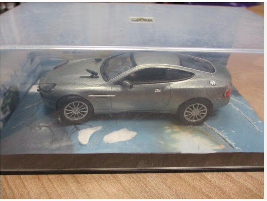 ASTON MARTIN V12 Vanquish JAMES BOND  Die another day -1:43, Verzenden, Nieuw, Film, Beeldje, Replica of Model