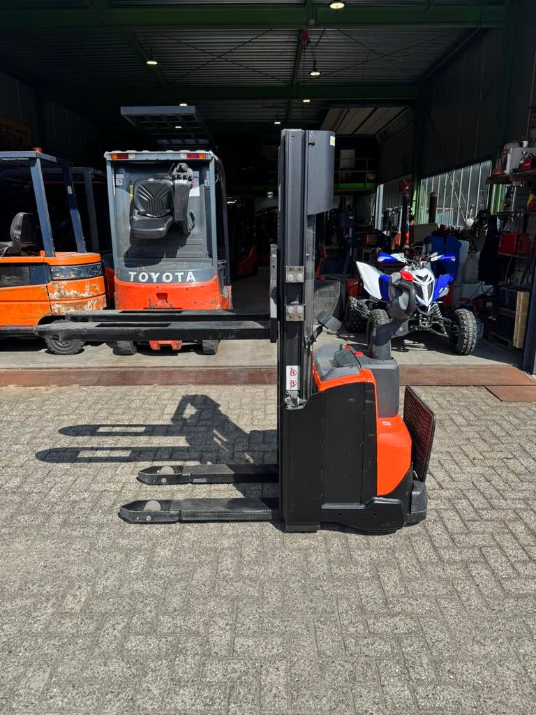 Z.g.a.n Toyota stapelaar 2022, Doe-het-zelf en Verbouw, Palletwagens en Pompwagens, Ophalen, Zo goed als nieuw