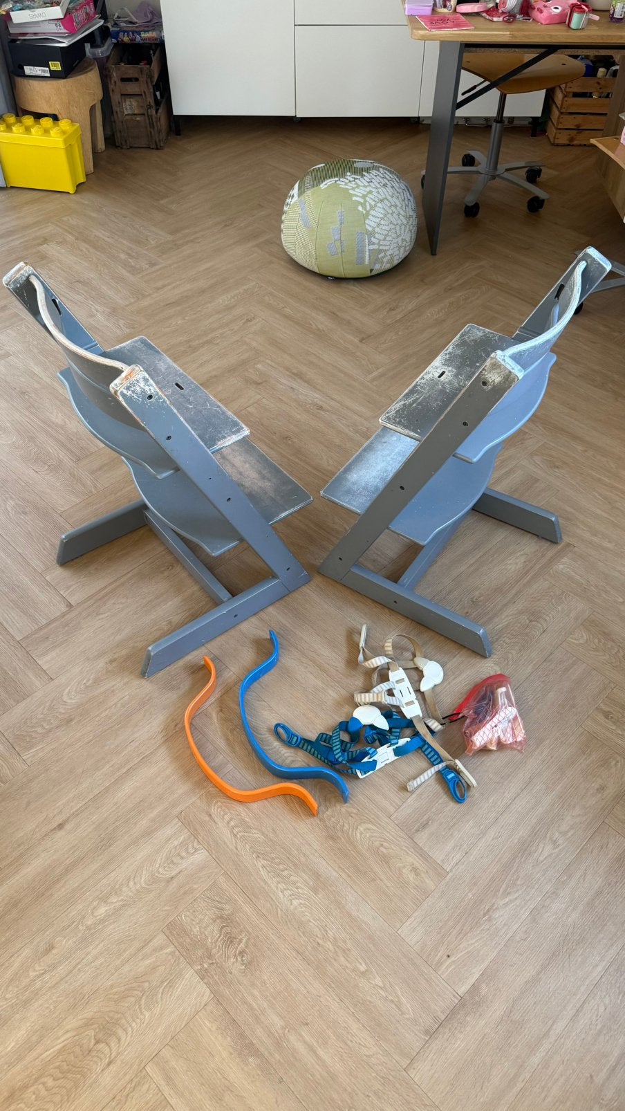 2 Stokke kinderstoelen met toebehoren, Ophalen, Gebruikt, Meegroeistoel