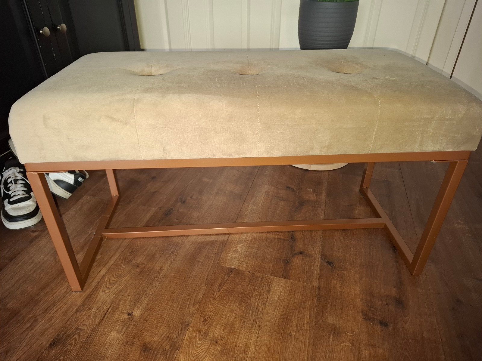 Beige fluwelen bankje met metalen onderstel - VidaXL, Ophalen, Modern, Scandinavisch, Nieuw, Minder dan 50 cm