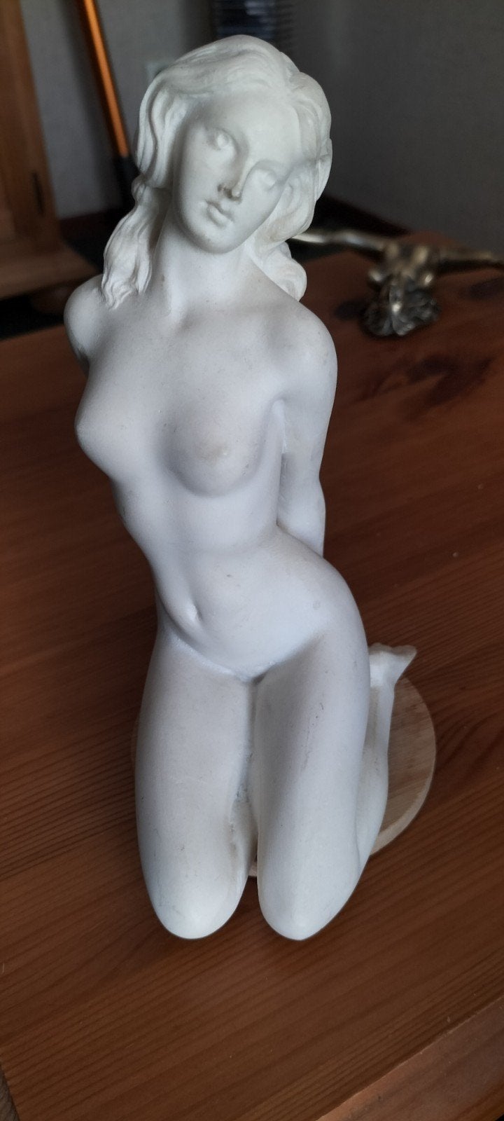 Elegant beeld van een knielende vrouw., Ophalen of Verzenden