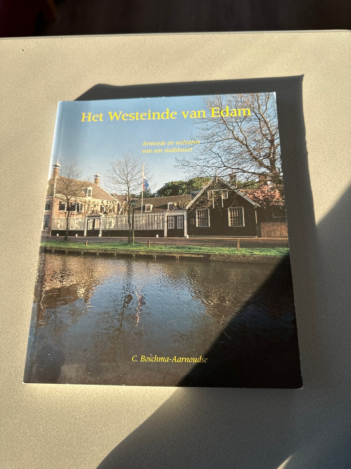 Het Westeinde van Edam: Armoede en welvaren een stadsbuurt, Ophalen of Verzenden, 20e eeuw of later, Gelezen