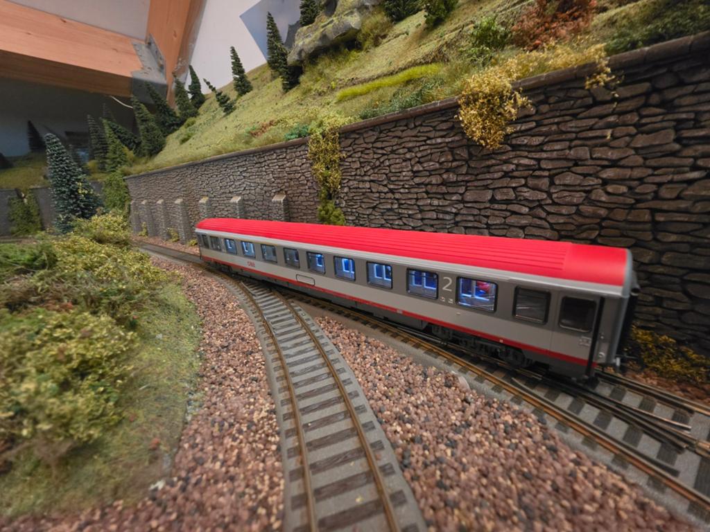 Roco 45353 OBB 1/2 klasse wagon inclusief en reizigers., Hobby en Vrije tijd, Modeltreinen | H0, Gelijkstroom, Wagon, Ophalen of Verzenden