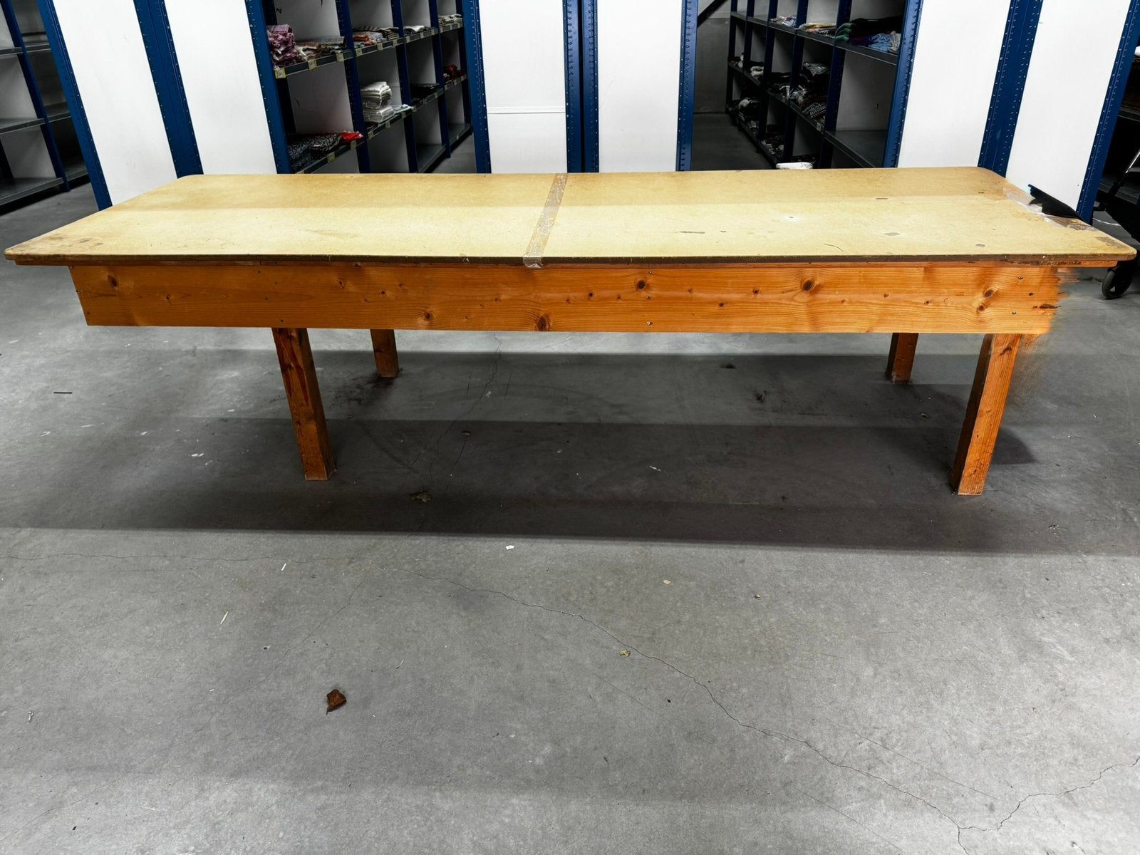 Gratis af te halen. Robuuste magazijntafel, Ophalen, Gebruikt, Magazijntafel, 200 cm of meer