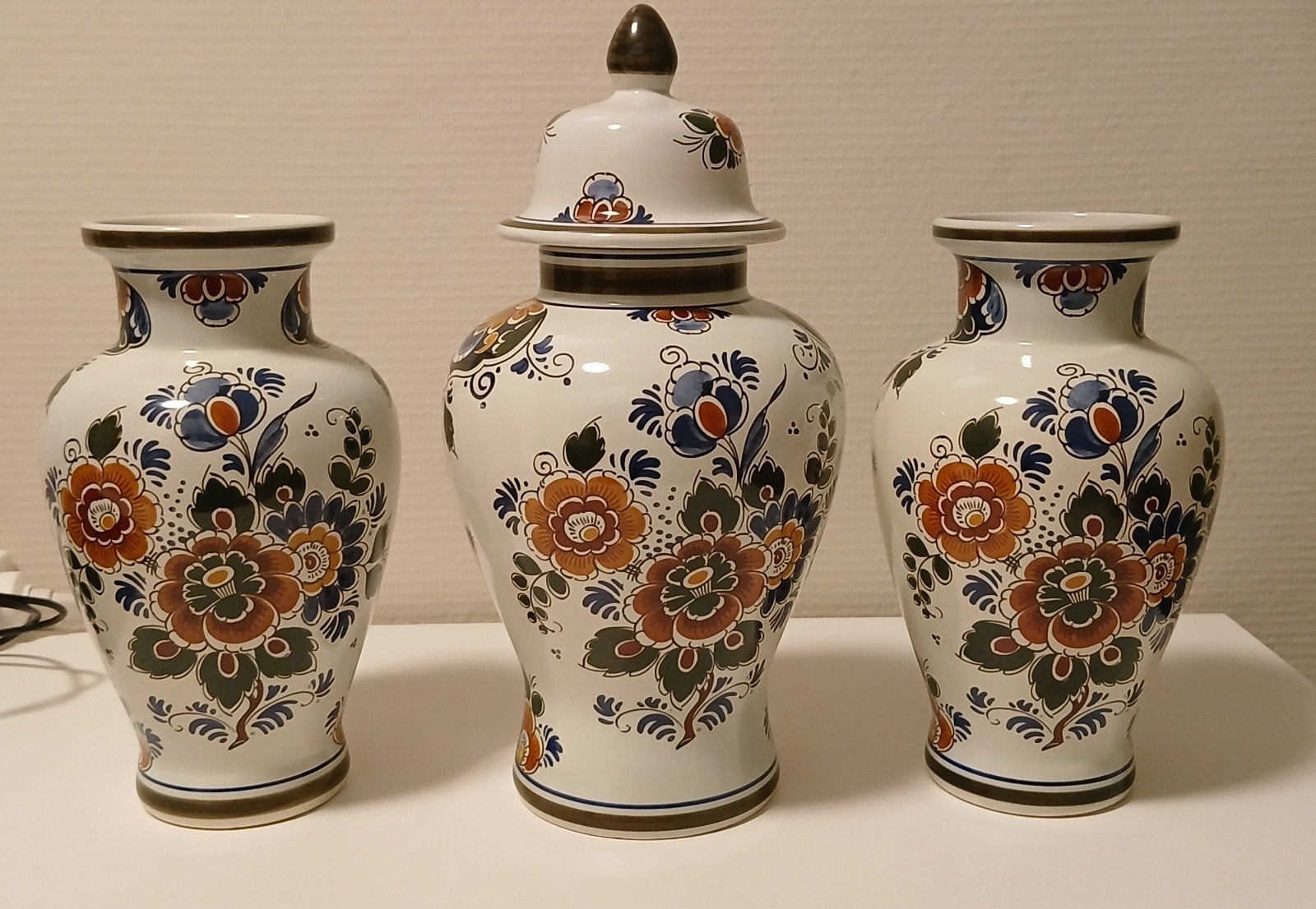 Delft polychroom Gemberpot met 2 vazen (kaststel), Antiek en Kunst, Antiek | Vazen, Ophalen