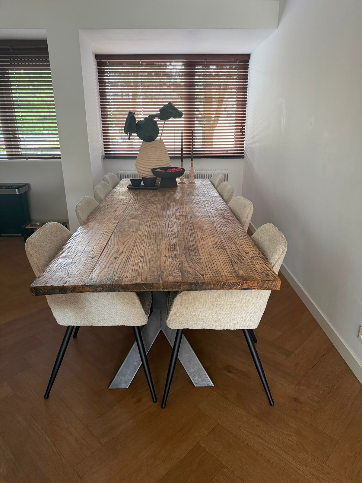 Robuuste Chinese eettafel van oud hout met metalen onderstel, Gebruikt, 200 cm of meer, Vijf personen of meer, Rechthoekig